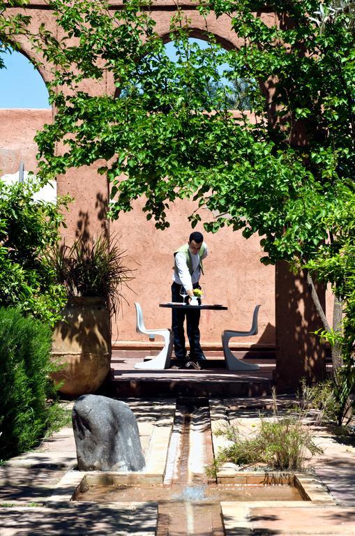 ホテル チグミザ スイーツ&パビリオンズ Ouled Jelal エクステリア 写真 A student studying in the courtyard of the library
